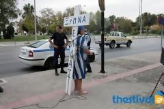 ΦΩΤΟ: Συνταξιούχος, αλυσοδεμένος και ξυπόλητος, κάνει πορεία διαμαρτυρίας στο κέντρο της Θεσσαλονίκης