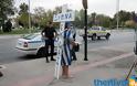 ΦΩΤΟ: Συνταξιούχος, αλυσοδεμένος και ξυπόλητος, κάνει πορεία διαμαρτυρίας στο κέντρο της Θεσσαλονίκης - Φωτογραφία 4