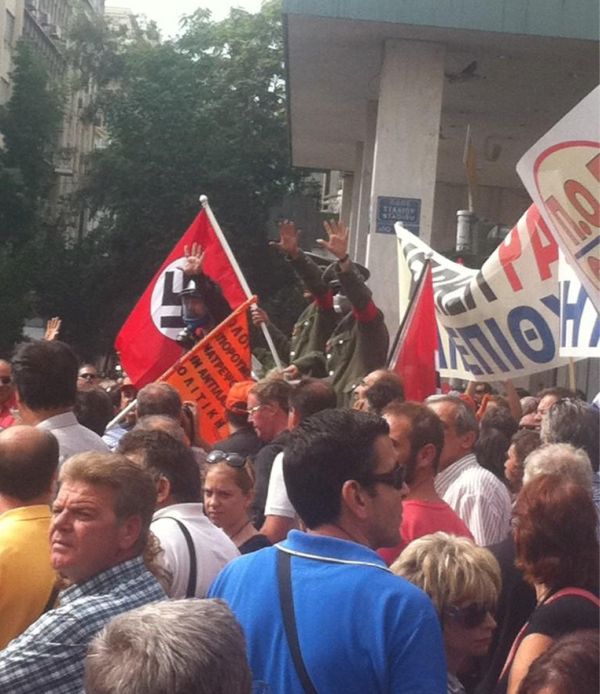 ΦΩΤΟ: Διαδηλωτές με ναζιστικές σημαίες και σβάστικες μουτζώνουν τη Βουλή - Φωτογραφία 2