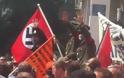 ΦΩΤΟ: Διαδηλωτές με ναζιστικές σημαίες και σβάστικες μουτζώνουν τη Βουλή
