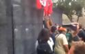Ένταση μπροστά στο φράχτη - Διαδηλωτές καίνε ναζιστικές σημαίες..ΒΙΝΤΕΟ.