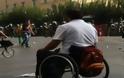 ΦΩΤΟ: Συγκλονίζει η εικόνα του ανάπηρου διαδηλωτή απέναντι από τα ΜΑΤ