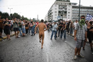 Γυμνός διαδηλωτής στο Σύνταγμα! - Φωτογραφία 2