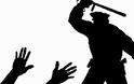 Guardian: Συλληφθέντες καταγγέλλουν βασανιστήρια στη ΓΑΔΑ