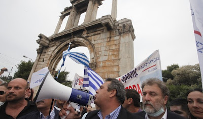 Το χημικό στο πρόσωπο του Τ. Κουίκ που τον έριξε λιπόθυμο - Πρώτες βοήθειες από τον Καμμένο - Φωτογραφία 2