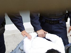 Επεισοδιακή σύλληψη δύο ατόμων στο Ρέθυμνο που επιτέθηκαν φραστικά σε αστυνομικούς - Φωτογραφία 1