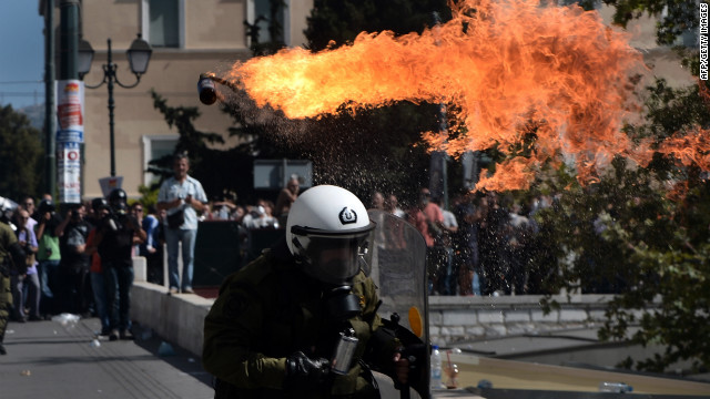 ΕΚΠΛΗΚΤΙΚΕΣ ΦΩΤΟΓΡΑΦΙΕΣ ΑΠΟ ΞΕΝΑ ΕΙΔΗΣΙΟΓΡΑΦΙΚΆ ΜΜΕ ΑΠΟ ΤΗΝ ΣΥΓΚΕΝΤΡΩΣΗ ΚΑΙ ΤΑ ΕΠΕΙΣΟΔΙΑ ΣΤΟ ΣΥΝΤΑΓΜΑ - Φωτογραφία 16