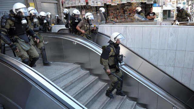 ΕΚΠΛΗΚΤΙΚΕΣ ΦΩΤΟΓΡΑΦΙΕΣ ΑΠΟ ΞΕΝΑ ΕΙΔΗΣΙΟΓΡΑΦΙΚΆ ΜΜΕ ΑΠΟ ΤΗΝ ΣΥΓΚΕΝΤΡΩΣΗ ΚΑΙ ΤΑ ΕΠΕΙΣΟΔΙΑ ΣΤΟ ΣΥΝΤΑΓΜΑ - Φωτογραφία 20