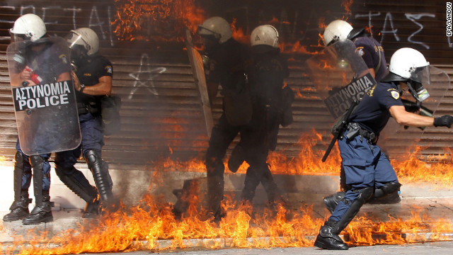 ΕΚΠΛΗΚΤΙΚΕΣ ΦΩΤΟΓΡΑΦΙΕΣ ΑΠΟ ΞΕΝΑ ΕΙΔΗΣΙΟΓΡΑΦΙΚΆ ΜΜΕ ΑΠΟ ΤΗΝ ΣΥΓΚΕΝΤΡΩΣΗ ΚΑΙ ΤΑ ΕΠΕΙΣΟΔΙΑ ΣΤΟ ΣΥΝΤΑΓΜΑ - Φωτογραφία 23