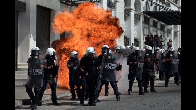 ΕΚΠΛΗΚΤΙΚΕΣ ΦΩΤΟΓΡΑΦΙΕΣ ΑΠΟ ΞΕΝΑ ΕΙΔΗΣΙΟΓΡΑΦΙΚΆ ΜΜΕ ΑΠΟ ΤΗΝ ΣΥΓΚΕΝΤΡΩΣΗ ΚΑΙ ΤΑ ΕΠΕΙΣΟΔΙΑ ΣΤΟ ΣΥΝΤΑΓΜΑ - Φωτογραφία 24