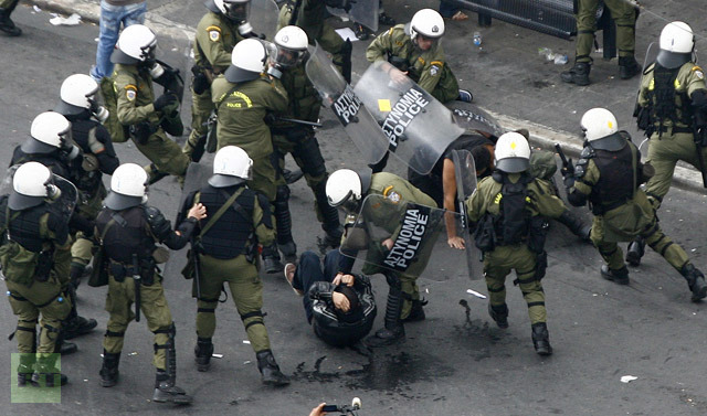 ΕΚΠΛΗΚΤΙΚΕΣ ΦΩΤΟΓΡΑΦΙΕΣ ΑΠΟ ΞΕΝΑ ΕΙΔΗΣΙΟΓΡΑΦΙΚΆ ΜΜΕ ΑΠΟ ΤΗΝ ΣΥΓΚΕΝΤΡΩΣΗ ΚΑΙ ΤΑ ΕΠΕΙΣΟΔΙΑ ΣΤΟ ΣΥΝΤΑΓΜΑ - Φωτογραφία 4