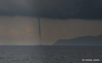 Θεαματικός υδροστόβιλος ανοιχτά του Αγίου Νικολάου [video] - Φωτογραφία 5