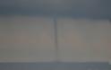 Θεαματικός υδροστόβιλος ανοιχτά του Αγίου Νικολάου [video] - Φωτογραφία 2