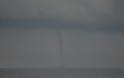 Θεαματικός υδροστόβιλος ανοιχτά του Αγίου Νικολάου [video] - Φωτογραφία 4