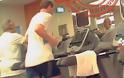 O Tόμσεν, με γκρι σορτσάκι, στο γυμναστήριο του Χίλτον την ώρα που μιλούσε η Μέρκελ