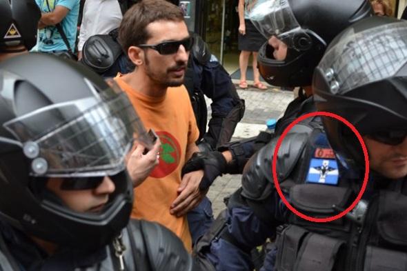 Στοχοποιούν αστυνομικό επειδή είχε τη σημαία της Βορείου Ηπείρου - Παραπέμπει σε φασιστικές ομάδες λέει ο καταγγέλλων ιατρός - Φωτογραφία 1