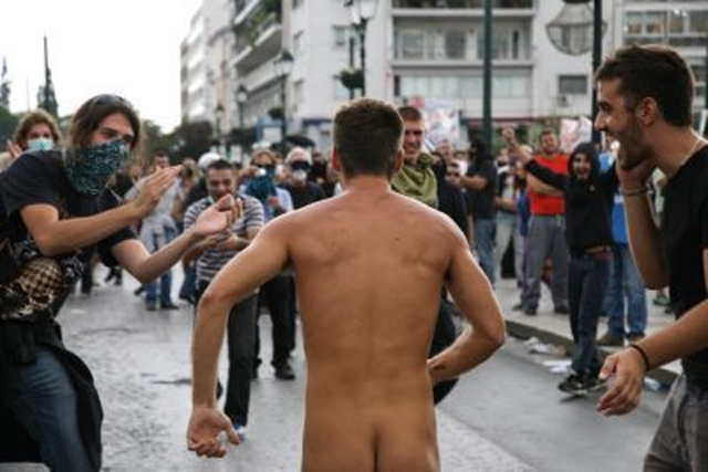 Τον έβγαλε από τα ρούχα του η Μέρκελ - Φωτογραφία 5