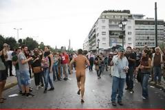 Τον έβγαλε από τα ρούχα του η Μέρκελ