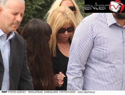 Συντετριμμένη η Λίζα Δουκακάρου στην κηδεία του αγαπημένου της συζύγου-Δείτε φωτογραφίες - Φωτογραφία 3