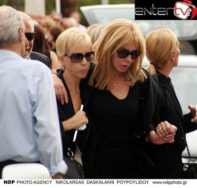 Συντετριμμένη η Λίζα Δουκακάρου στην κηδεία του αγαπημένου της συζύγου-Δείτε φωτογραφίες - Φωτογραφία 7