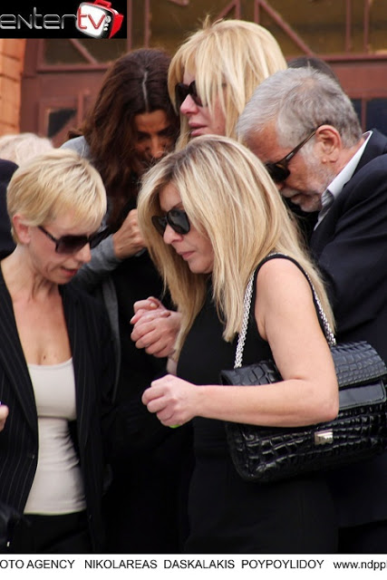 Συντετριμμένη η Λίζα Δουκακάρου στην κηδεία του αγαπημένου της συζύγου-Δείτε φωτογραφίες - Φωτογραφία 8