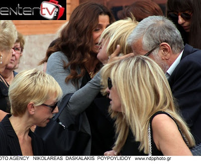 Συντετριμμένη η Λίζα Δουκακάρου στην κηδεία του αγαπημένου της συζύγου-Δείτε φωτογραφίες - Φωτογραφία 9