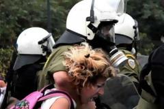 H φωτογραφία απο τα χθεσινά επεισάδια που ΣΟΚΑΡΕ ΤΗΝ ΕΛΛΑΔΑ