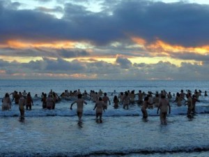 ΔΕΣ ΦΩΤΟ: Τι κάνουν 200 γυμνοί στη θάλασσα; - Φωτογραφία 1