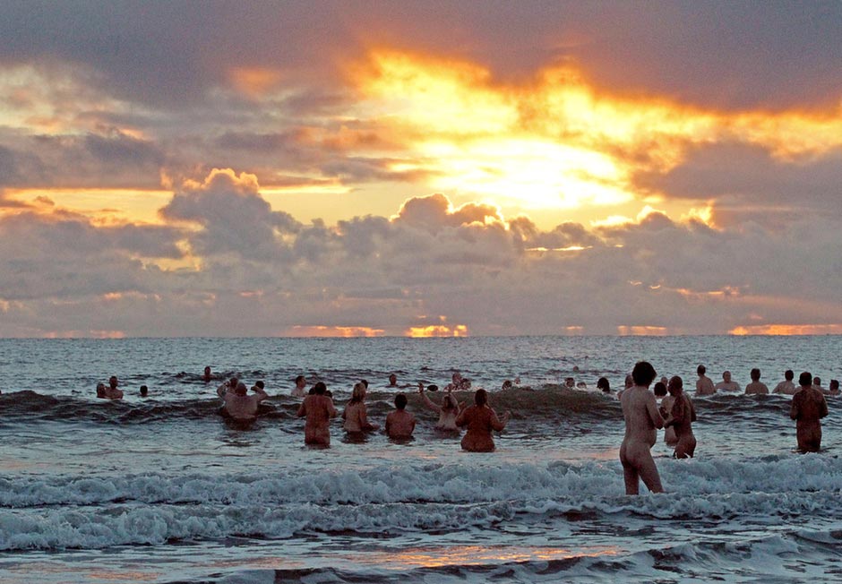 ΔΕΣ ΦΩΤΟ: Τι κάνουν 200 γυμνοί στη θάλασσα; - Φωτογραφία 2