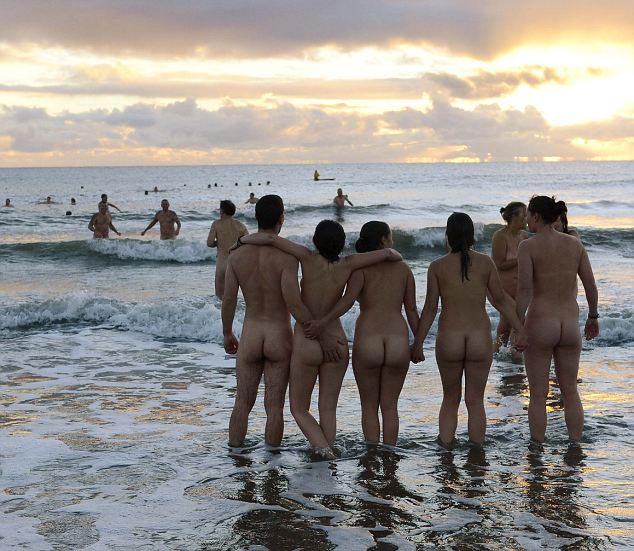 ΔΕΣ ΦΩΤΟ: Τι κάνουν 200 γυμνοί στη θάλασσα; - Φωτογραφία 3