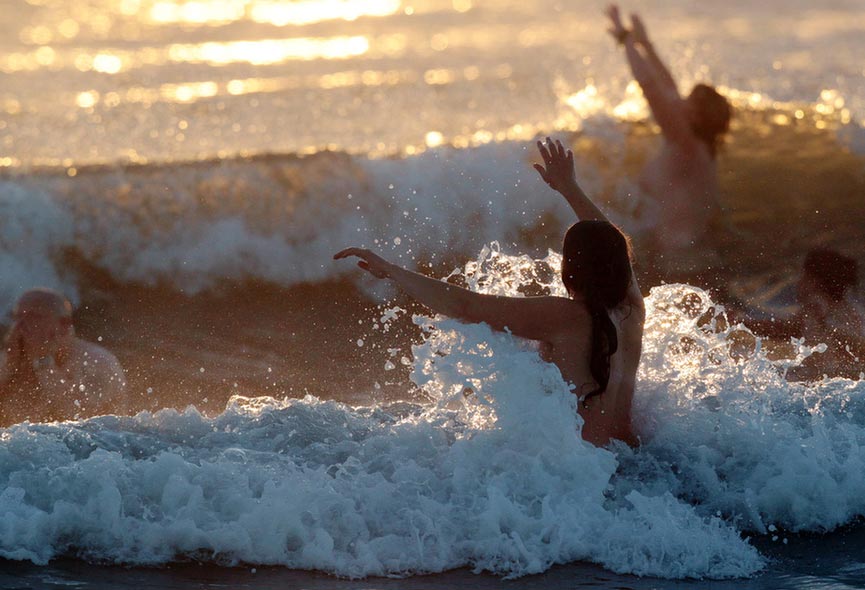 ΔΕΣ ΦΩΤΟ: Τι κάνουν 200 γυμνοί στη θάλασσα; - Φωτογραφία 5