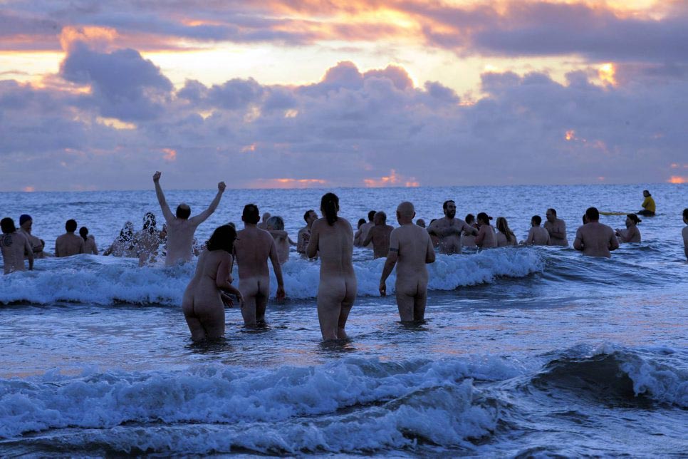 ΔΕΣ ΦΩΤΟ: Τι κάνουν 200 γυμνοί στη θάλασσα; - Φωτογραφία 6
