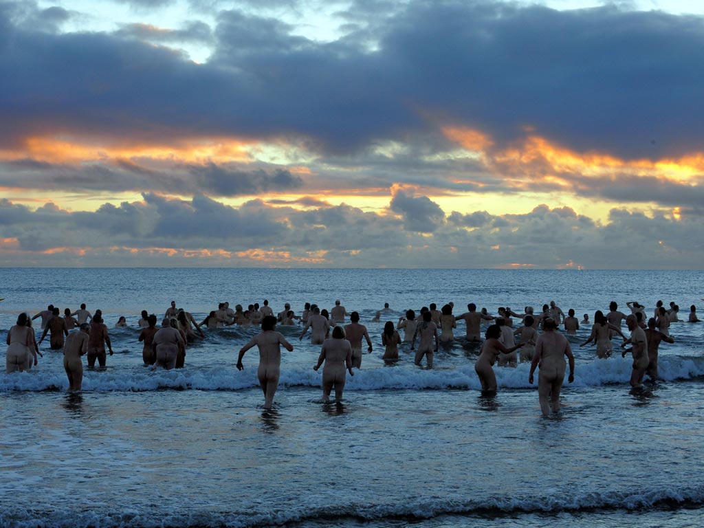ΔΕΣ ΦΩΤΟ: Τι κάνουν 200 γυμνοί στη θάλασσα; - Φωτογραφία 7