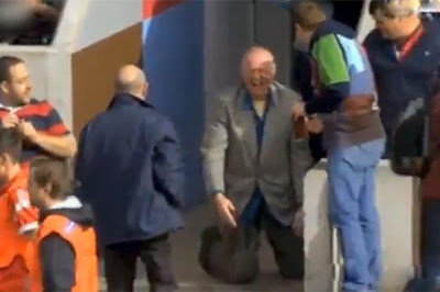 Τον... ξάπλωσε τον παππού η μπάλα! [Video] - Φωτογραφία 2