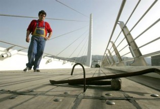 Δυο πεζογέφυρες σε επικίνδυνα σημεία της Λεωφόρου Αθηνών στο Χαϊδάρι - Φωτογραφία 1