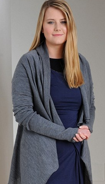 Δείτε πως ήταν και πως έγινε: Φορώντας ένα διάφανο φόρεμα σόκαρε τους πάντες με το αποστεωμένο της κορμί! [φωτο] - Φωτογραφία 4