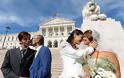 Η Γαλλία απαγορεύει τη χρήση των λέξεων μητέρα και πατέρας σε επίσημα έγγραφα και προετοιμάζει το έδαφος για γάμους μεταξύ ομοφιλοφίλων