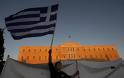 Μόλις το 3% των Ελλήνων δηλώνει ότι ζει άνετα