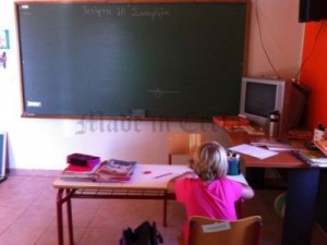 ΦΩΤΟ: Μοναχοπαίδι στο σπίτι και στην τάξη η μικρή Ιωάννα από τη Γαύδο - Φωτογραφία 1