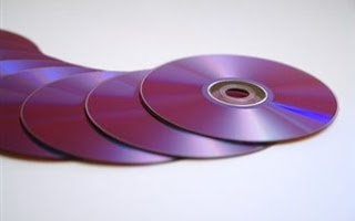Διακινούσαν εκατοντάδες πλαστά cd και dvd - Φωτογραφία 1