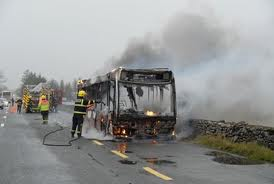 Φωτιά σε τουρκικό τουριστικό λεωφορείο στην εθνική οδό στα Κερδύλια - Φωτογραφία 1