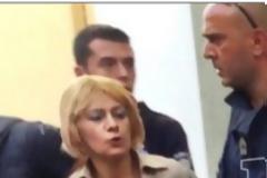 Μεταμφιεσμένη και αποφασισμένη να σκοτώσει – 10 φορές πυροβόλησε μέσα στα δικαστήρια!!