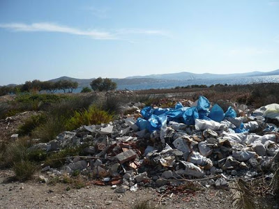 Μετατροπή σε σκουπιδότοπο αρχαιολογικού χώρου στη Μήλο - Φωτογραφία 2