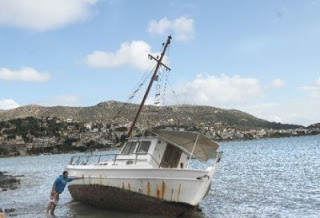 Βυθίστηκε αλιευτικό στη Λευκάδα, κινδύνευσαν δυο άτομα - Φωτογραφία 1
