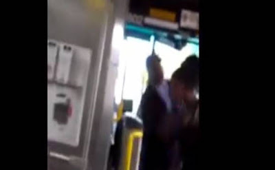 Βίντεο-σοκ: Οδηγός λεωφορείου γρονθοκόπησε γυναίκα και την πέταξε έξω! - Φωτογραφία 1