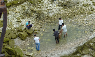 Λαθρομετανάστες ψάρευαν στην κοίτη του ποταμού Αράχθου, σύμφωνα με αναγνώστη - Φωτογραφία 1