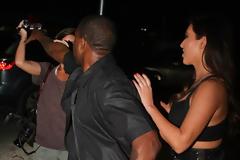 Ο Kanye West επιτέθηκε σε Camerawoman!