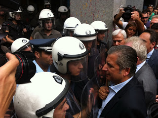 Δυναμική παρέμβαση του Ιατρικού Συλλόγου Αθηνών στο Υπουργείο Οικονομικών! (Φωτογραφίες) - Φωτογραφία 1
