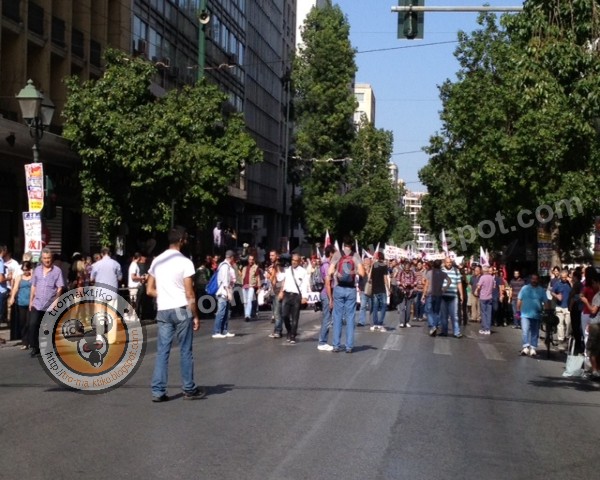 Κλειστό το κέντρο της Αθήνας, ξεκίνησε η πορεία - Φωτογραφία 2