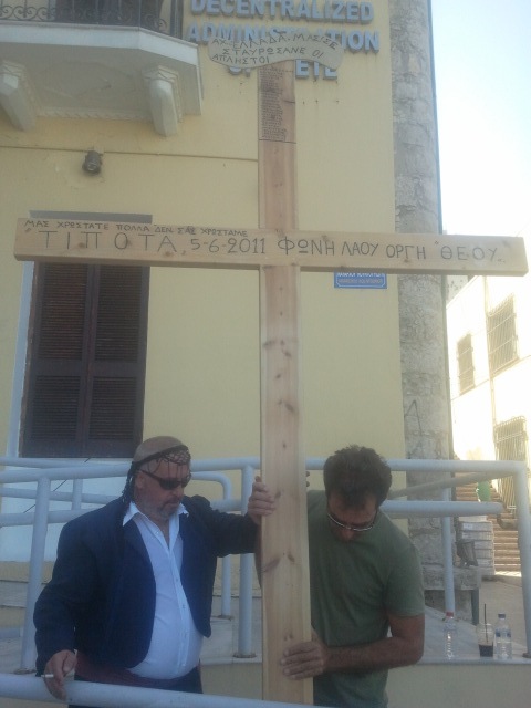 O σταυρός του μαρτυρίου ενός διαμαρτυρόμενου πολίτη! - Φωτογραφία 2